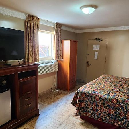 Town House Inn And Suites Elmwood Park Екстериор снимка