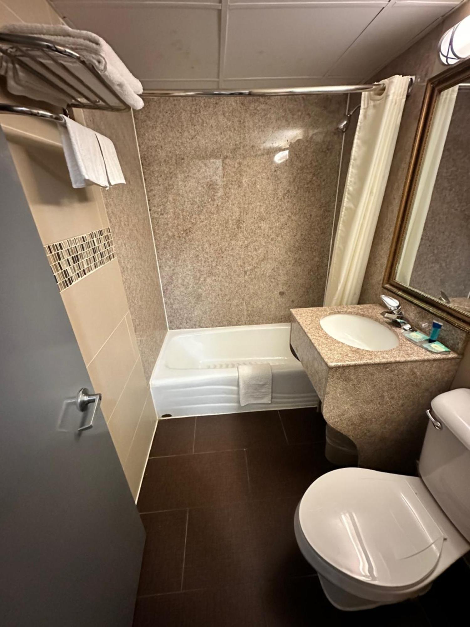 Town House Inn And Suites Elmwood Park Екстериор снимка